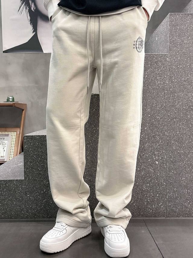 Mm6 2025 Fall/Winter new casual pants! These classic brand logo casual pants are