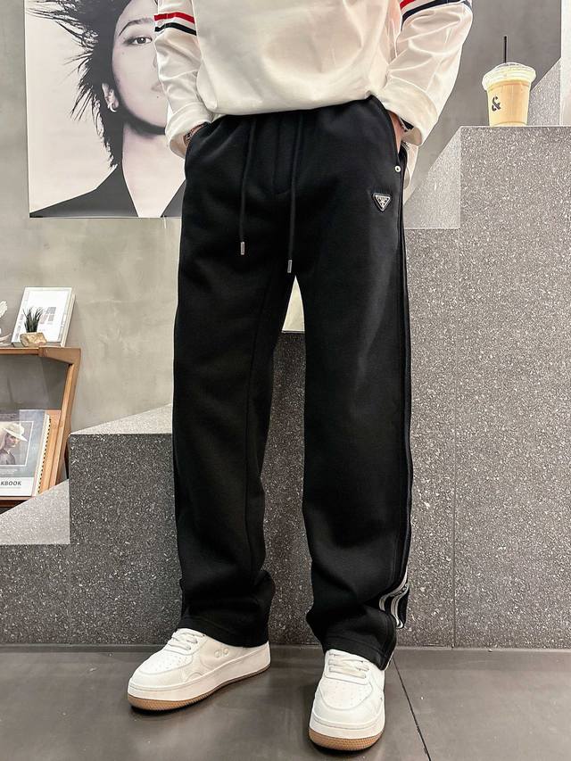 Prada's new autumn/winter 2025 casual pants! These classic Prada logo casual pa