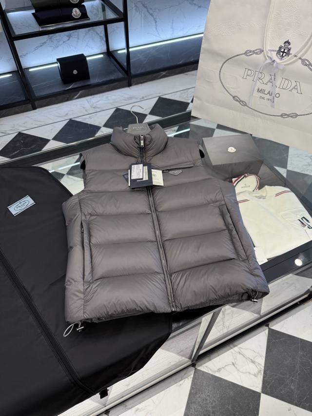 Prada 129 classic thick down vest. Soft nylon fabric. More light and comfortable