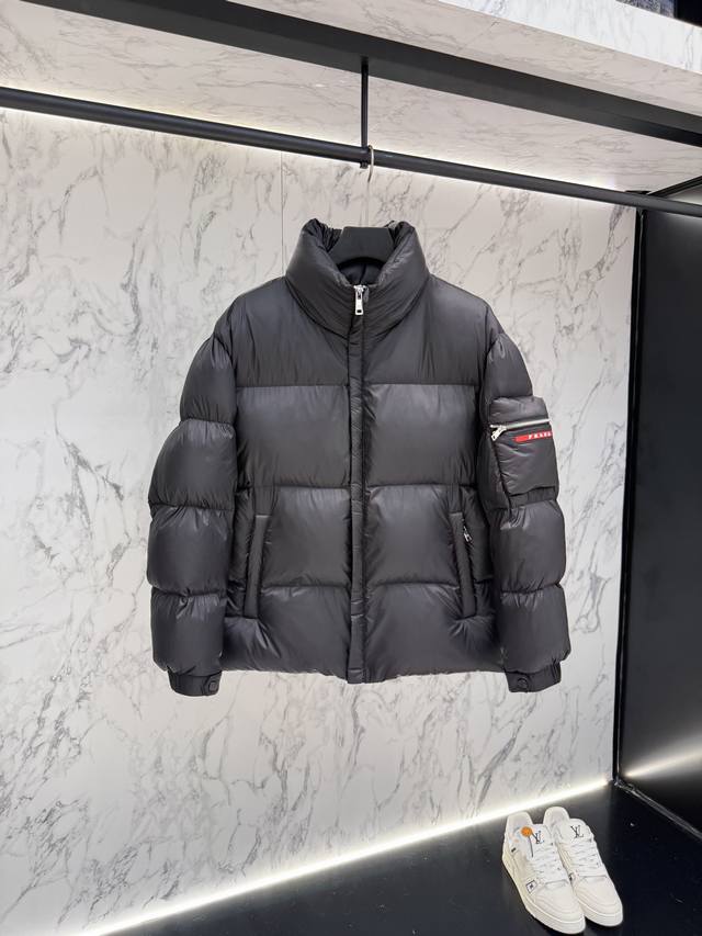 Release price Prada's new jacquard nylon down jacket with a small metal logo. C