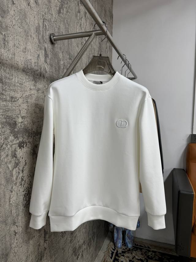 Dior's new Fall/Winter 2025 sweatshirt, crafted from 100% cotton fleece. Soft an