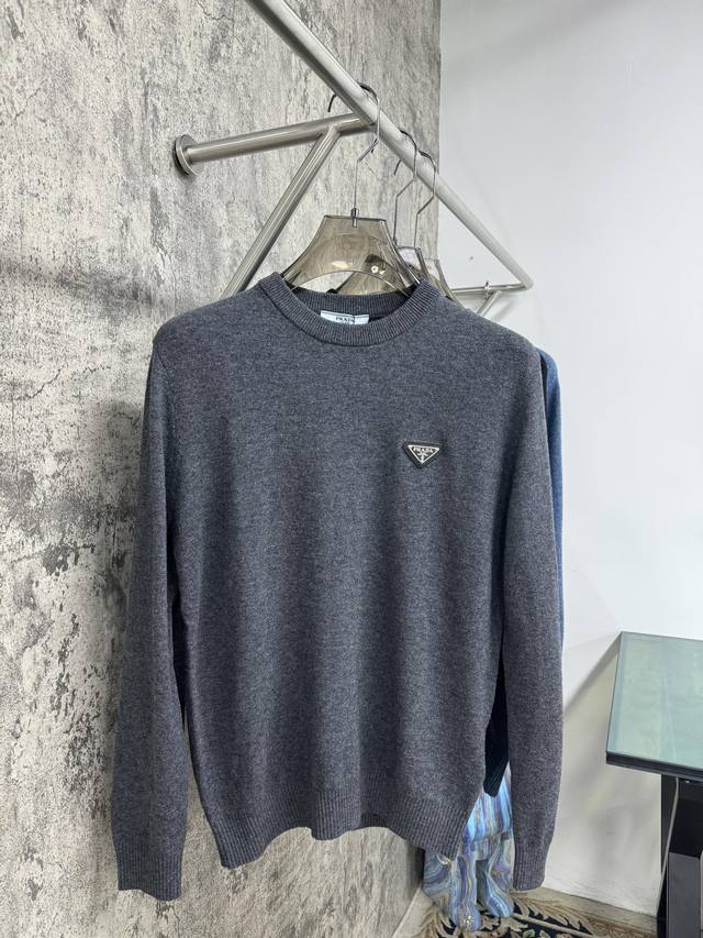 p's sweater is amazing! Contrast color design, full of vitalityPure wool materia