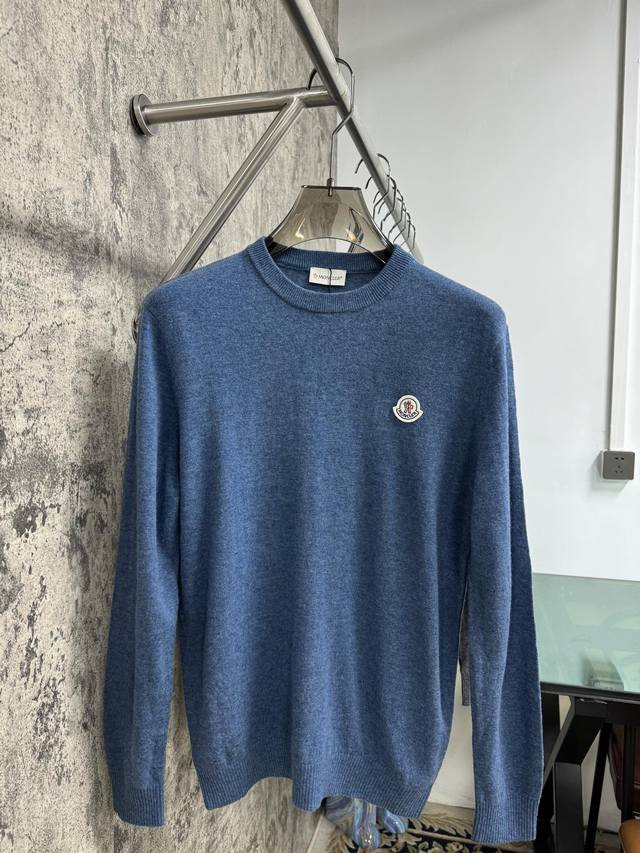 This sweater from Moncler is amazing! Contrasting color design, full of vitality