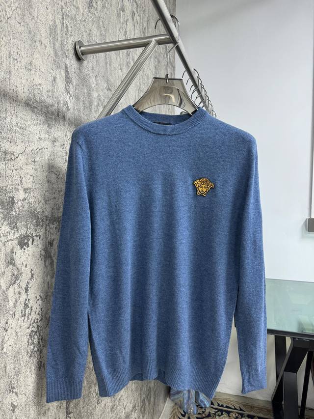 This Versace sweater is amazing! Contrasting colors create a vibrant vibe. Pure