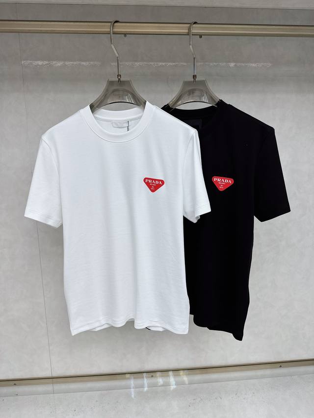 Prada's 2025 Fall/Winter crewneck short-sleeved T-shirt base shirt features an e