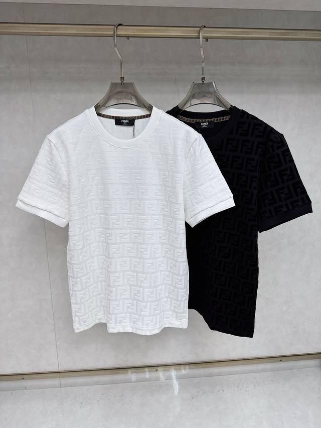 Fendi's 2025 Fall/Winter crewneck short-sleeved T-shirt base shirt features an e