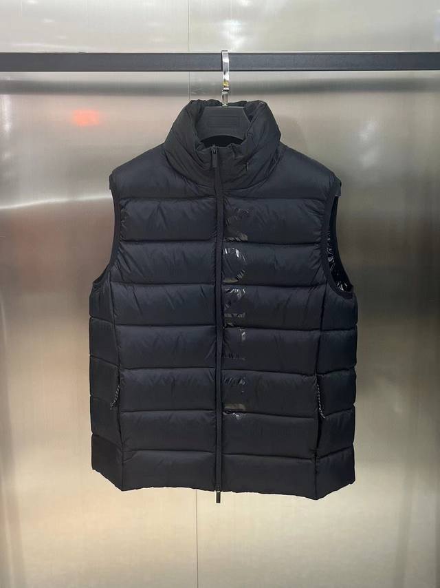2025 Exclusive photos of the Moncler classic down vest. The stand-up collar desi