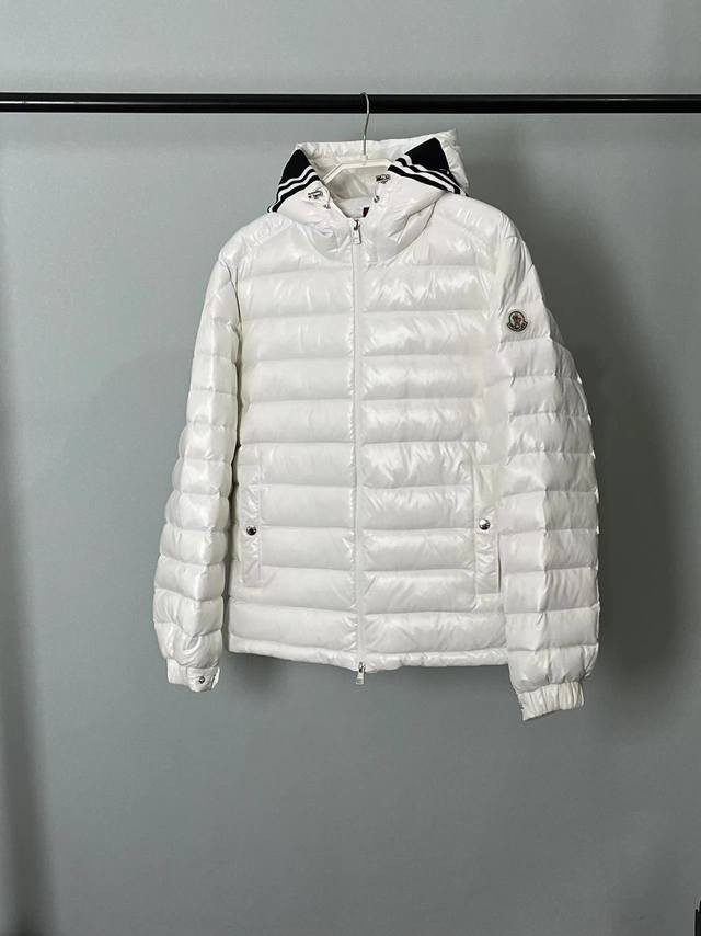 2025Moncler striped-trimmed logo quilted hooded down jacket, simple and elegant,