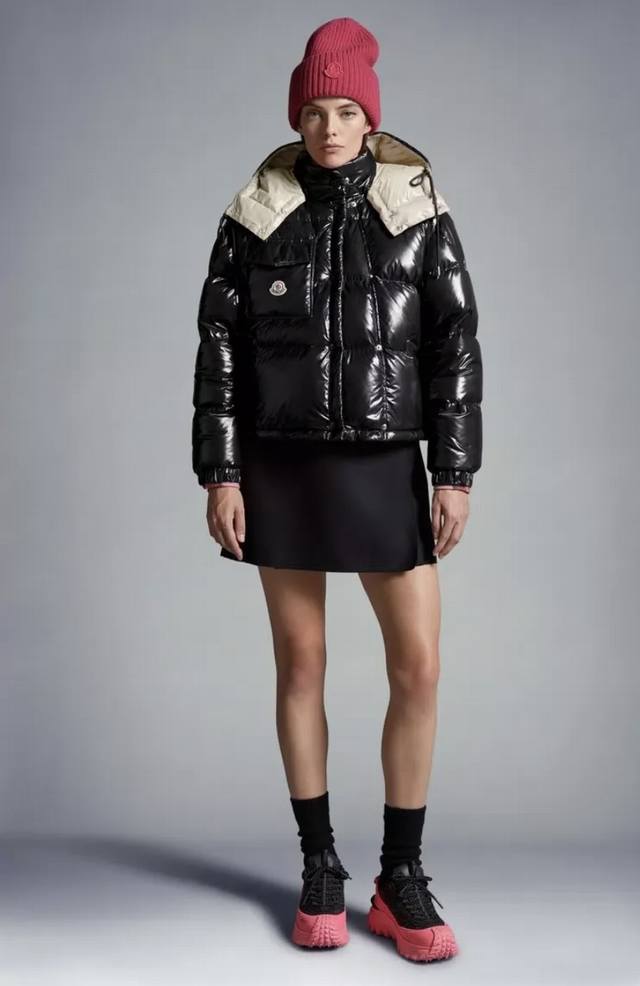 Compared to the loose-fitting men's style, the ladies prefer the women's sleeve