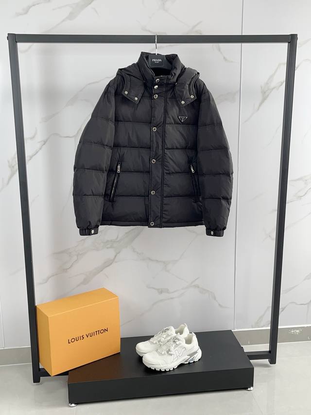 2025 Prada's new fall/winter 2025 hooded down jacket features a detachable hood