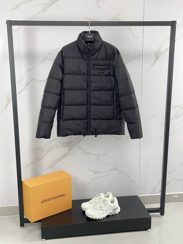 New arrival! Prada's new fall/winter 25 down jacket features a classic stand-up