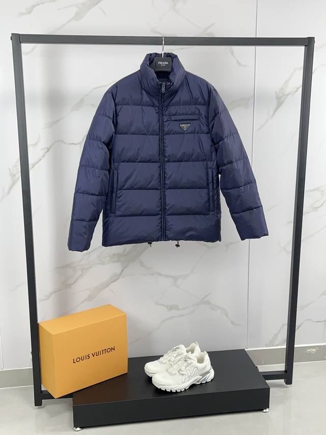 New arrival! Prada's new fall/winter 25 down jacket features a classic stand-up