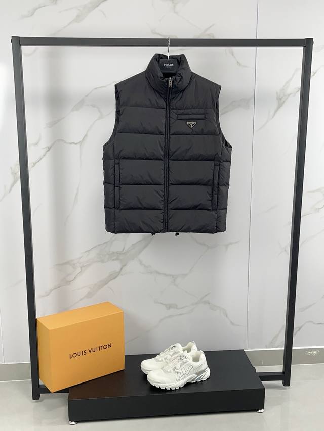 New arrival! Prada's new fall/winter 25 down vest features a classic stand-up c