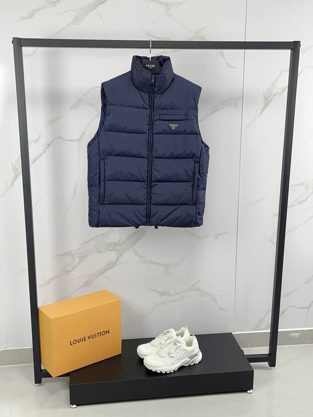 New arrival! Prada's new fall/winter 25 down vest features a classic stand-up c