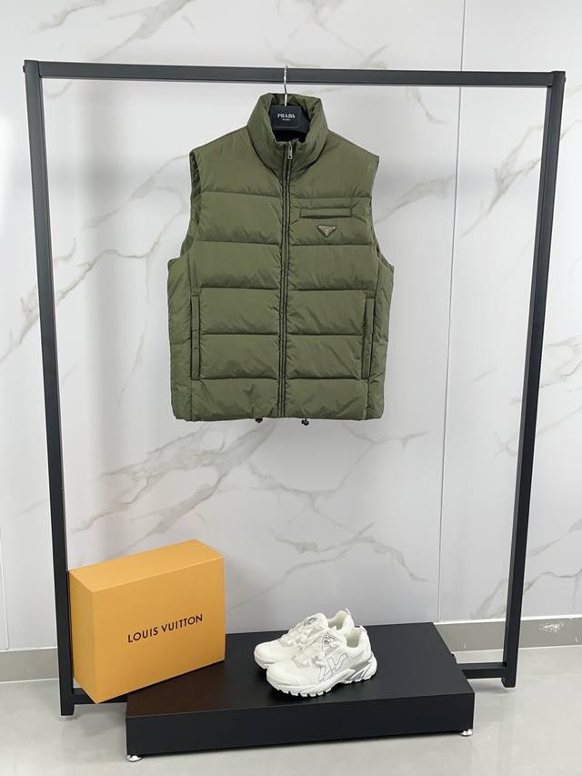 New arrival! Prada's new fall/winter 25 down vest features a classic stand-up c