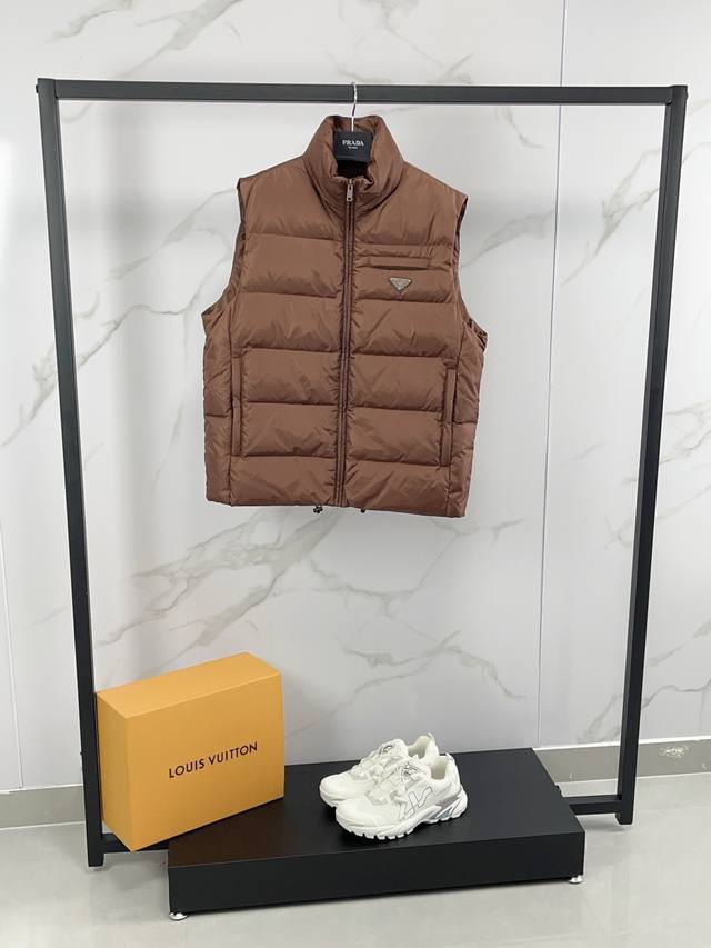 New arrival! Prada's new fall/winter 25 down vest features a classic stand-up c