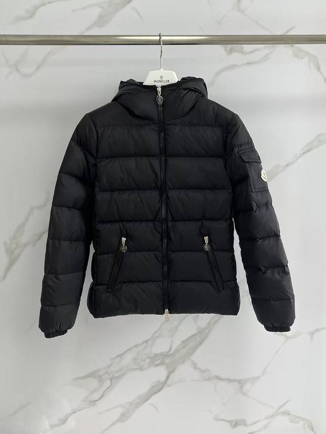 2025 Moncler's popular Gles is in a new pink color. It's so pretty! Moncler has