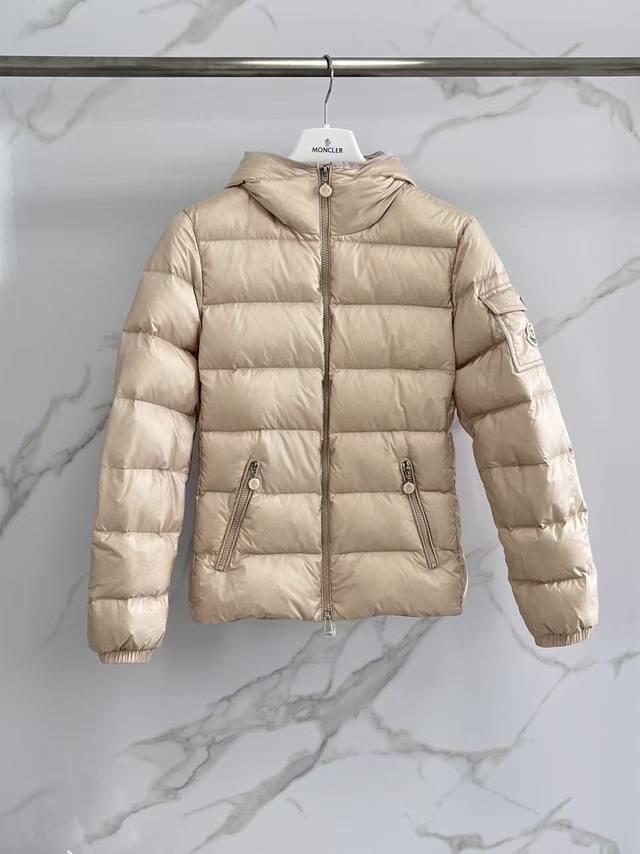 2025 Moncler's popular Gles is in a new pink color! It's so pretty! Moncler has