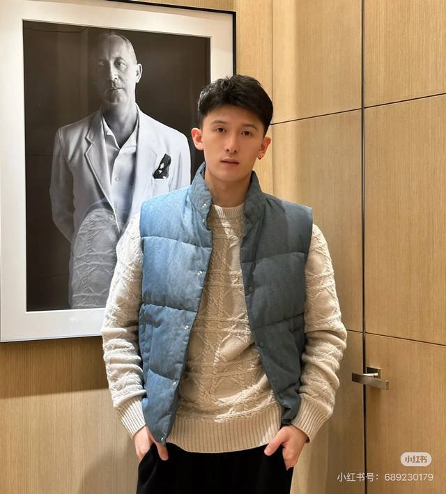 2516 Blue model upper body picture 8775