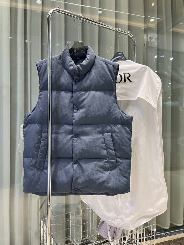 This 25-year-old Dior vest showcases the iconic Oblique print. Crafted from blac