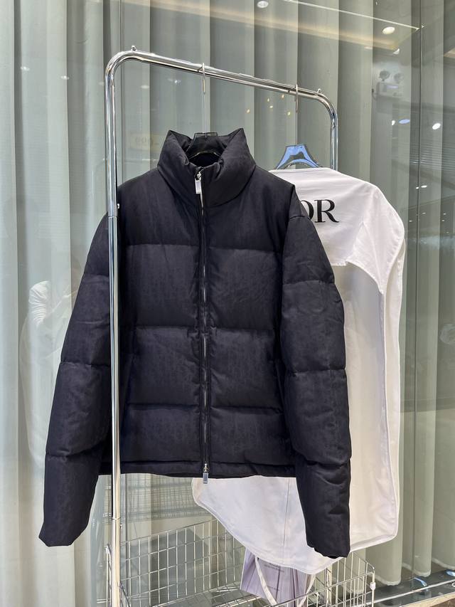 This 25-year-old jacket features Dior's iconic Oblique print. Crafted from black