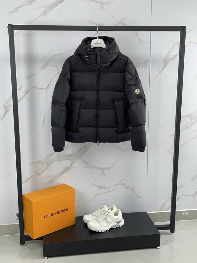 Moncler's latest Autumn/Winter 25 Couyere Maya couple's down jacket. Crafted fro