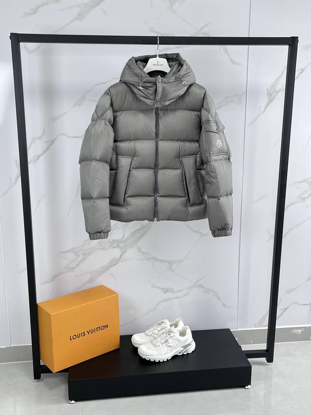Moncler's latest Autumn/Winter 25 Couyere Maya couple's down jacket. Made from i