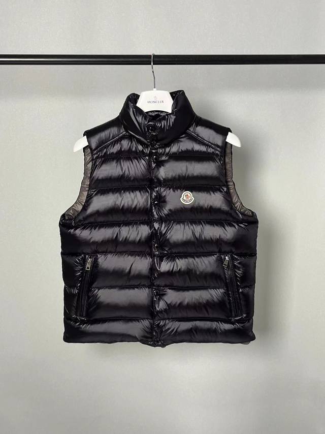 2025's latest Moncler down vest, the brand's flagship product, a treasured treas