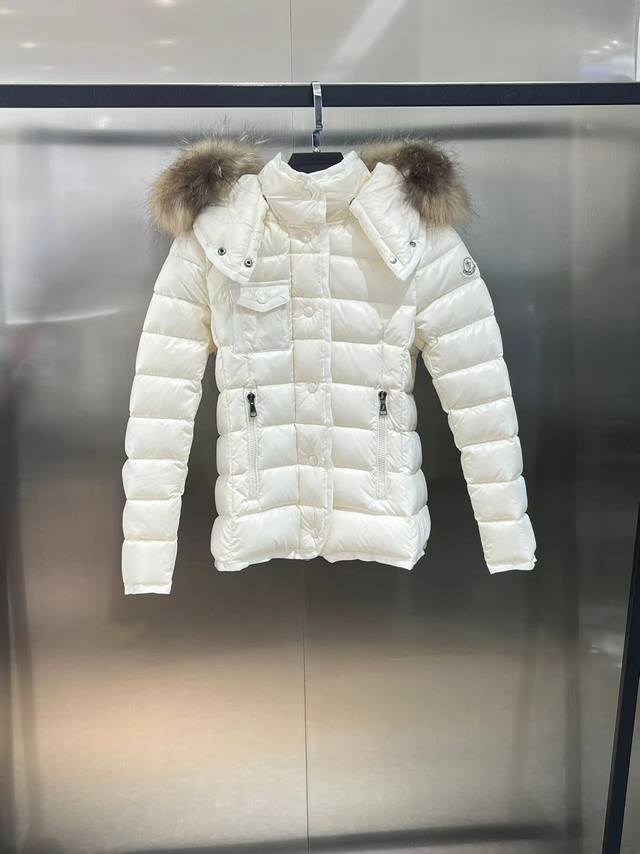 Classic Moncler shorts posed for photos! Filled with 95% white duck down, the t