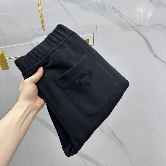 High-quality Prada 2025 Fall/Winter new casual pants featuring the classic bran