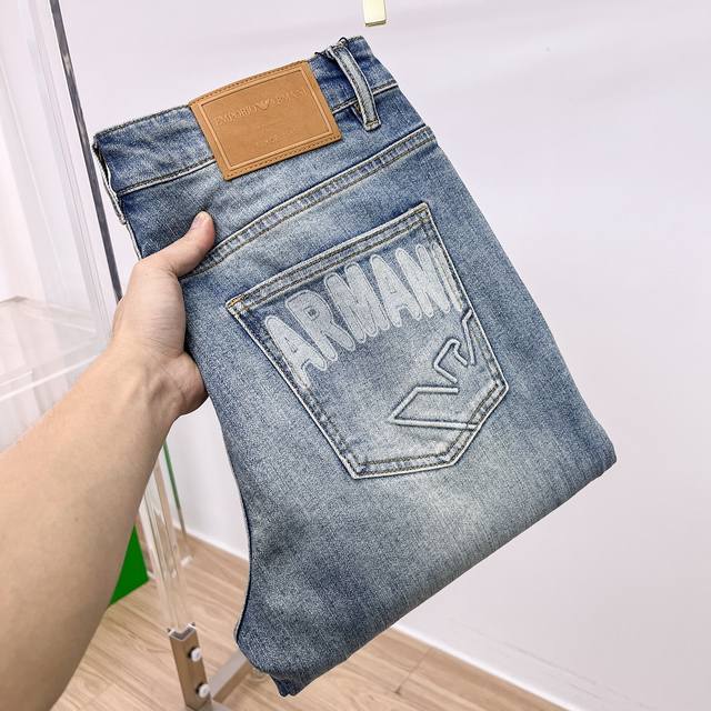 Armani 25Ss new men's slim straight jeans for fall and winter. These new jeans