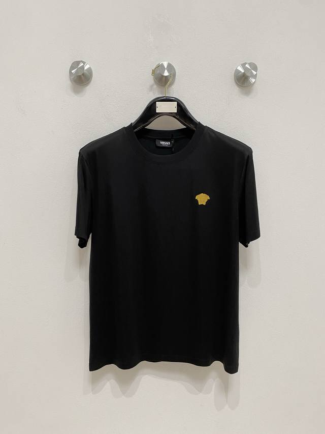 Versace's 2025 Spring/Summer new collection debuts at the counter, featuring th
