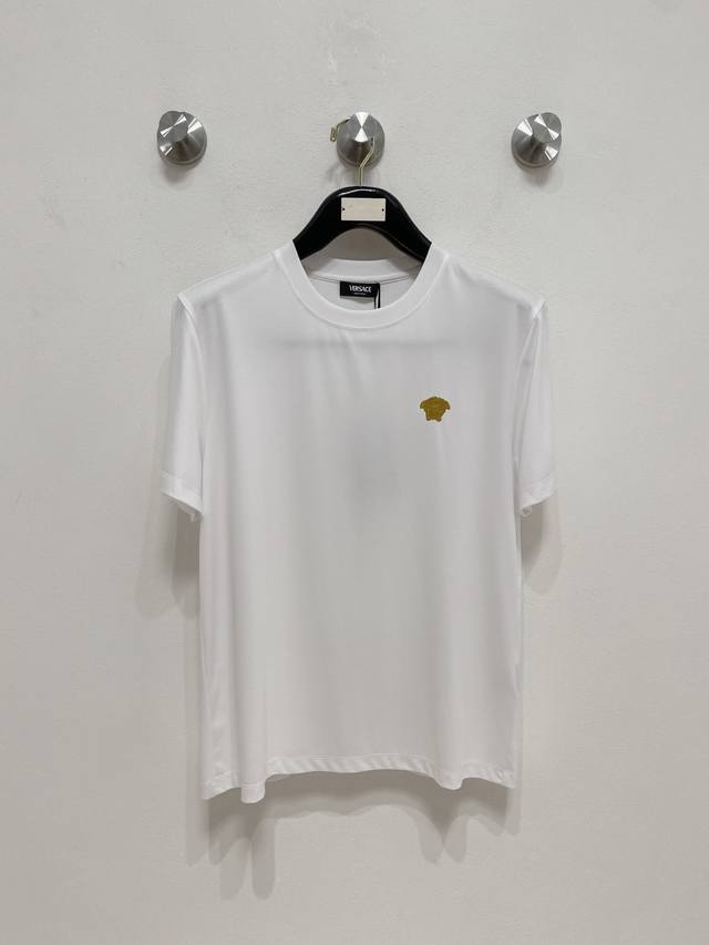 Versace's 2025 Spring/Summer new collection debuts at the counter, featuring th