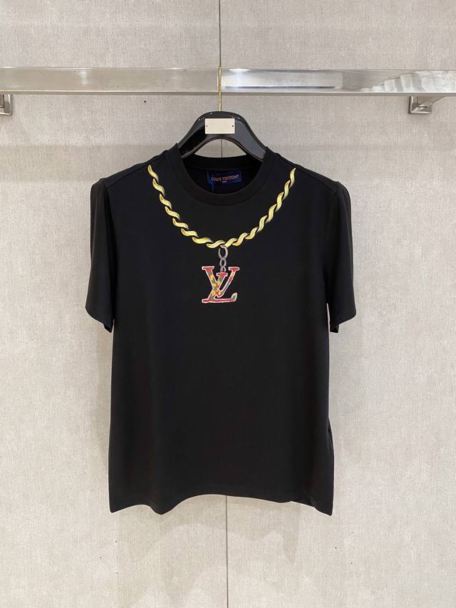 LV Louis Vuitton's 2025 Spring/Summer new collection debuts at the counter. This