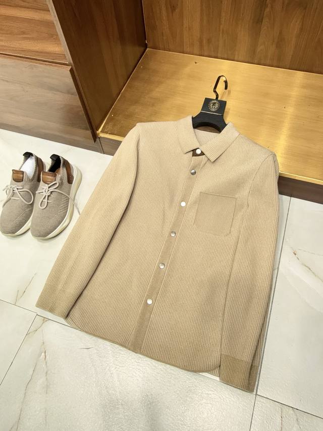 Retro corduroy revives! Knitted with premium 21% wool, this men's vintage cordur