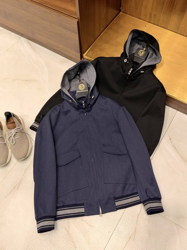 The detachable hood is here! Classic double-pocket design with contrasting webb