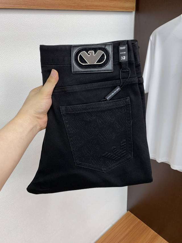 Armani 25Ss new men's slim straight jeans for fall and winter. These new jeans