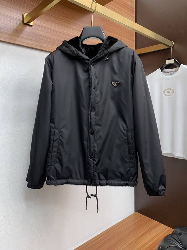 Prada's latest 25Ss double-sided jacket features a stylish and stylish design!