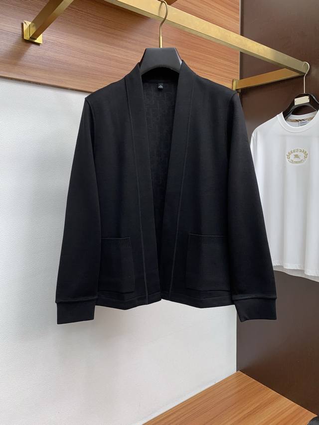 Armani's 2025 Early Fall collection releases a new knitted jacket. This spring