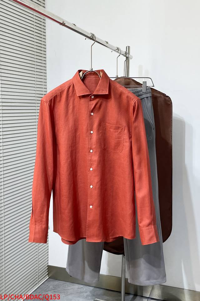 Q153 Lp Loro Piana's classic one-piece collar Andr