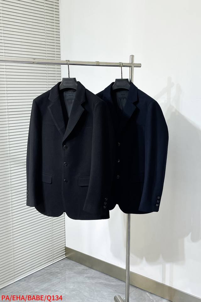 Q134 pa prada 2025Ss autumn/winter new men's business wool suit! This ultra-high