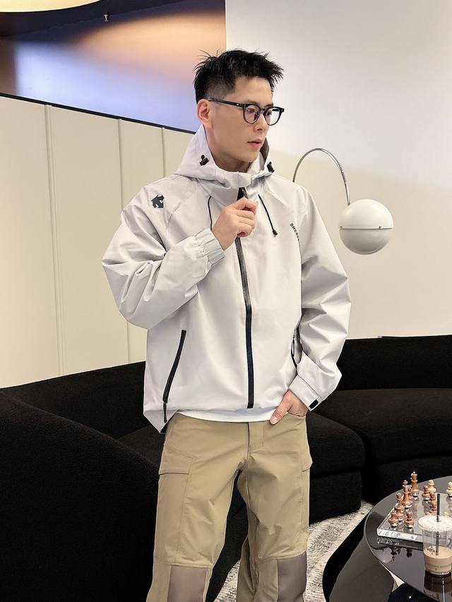 The same style as Descente's official website, with all three labels complete,