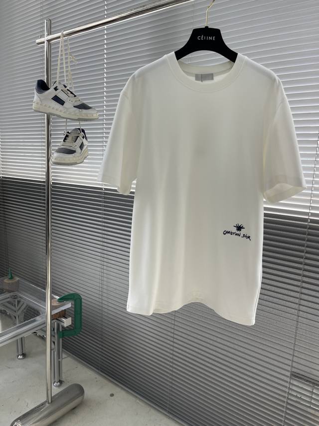 Dio Dio's signature bee-embroidered cotton short-sleeved T-shirt. This stylish a