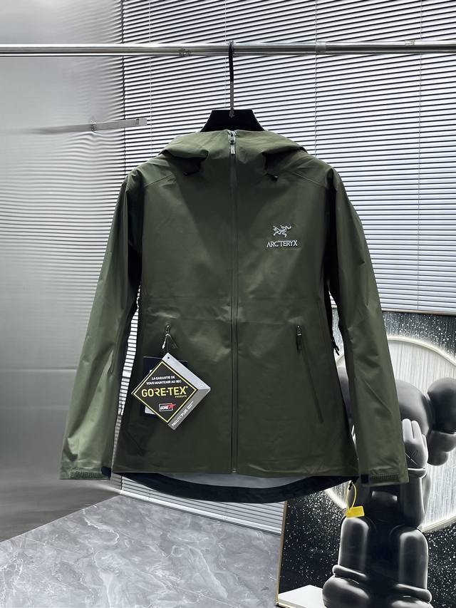 Arc'Teryx Beta GTX Lt Waterproof Hardshell Hoodie The three-layer fabric creates