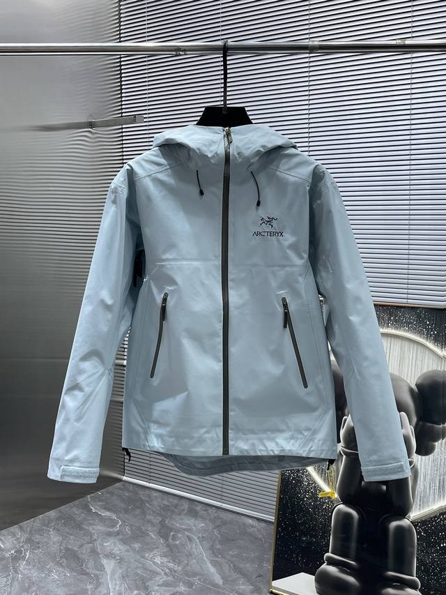 Arc'Teryx Beta GTX Lt Waterproof Hardshell Hoodie The three-layer fabric creates