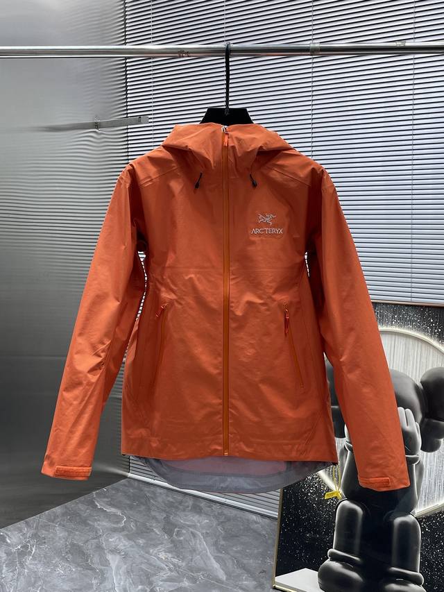 Arc'Teryx Beta GTX Lt Waterproof Hardshell Hoodie The three-layer fabric creates