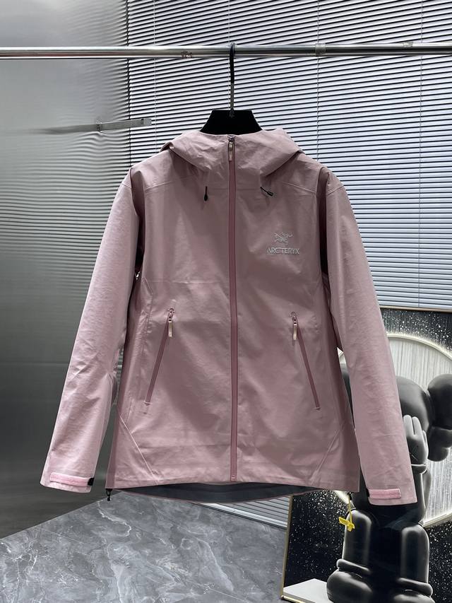 Arc'Teryx Beta GTX Lt Waterproof Hardshell Hoodie The three-layer fabric creates