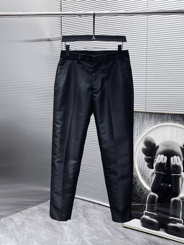 Balmain's new 2025 Spring/Autumn cropped trousers are a high-end casual look! C