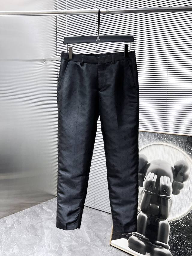 Louis Vuitton Lv 2025Ss Spring/Autumn new cropped casual trousers, a high-end v