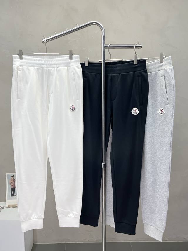 Exclusively from Moncler, these new, high-end casual pants are available! Custo